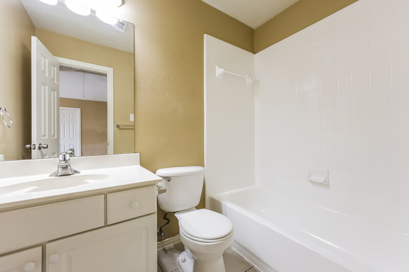 2,350/Mo, 568 Stonewall Dr Cedar Hill, TX 75104 Bathroom View