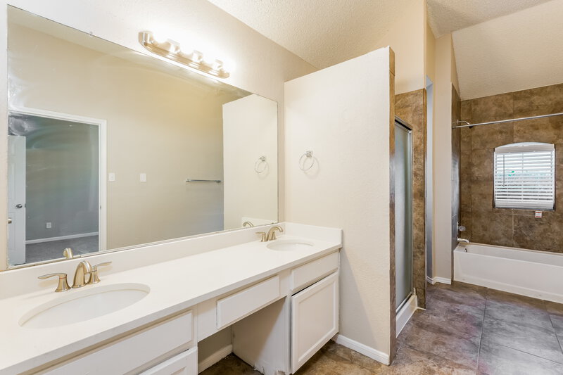 2,344/Mo, 1530 High Pointe Ln Cedar Hill, TX 75104 Main Bathroom View