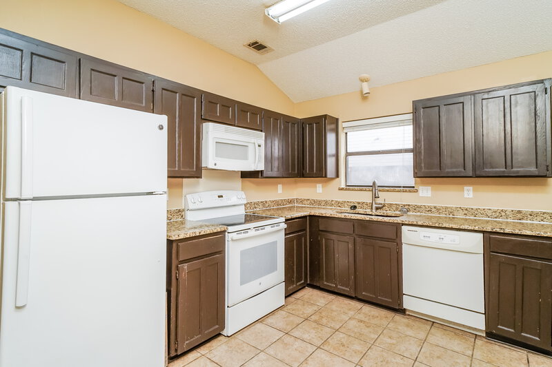 2,085/Mo, 1103 Castleman Dr Cedar Hill, TX 75104 Kitchen View 3