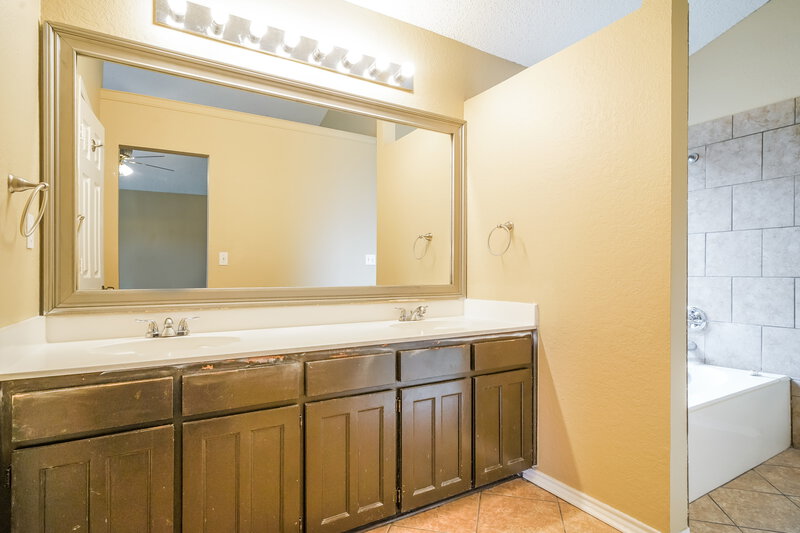 2,085/Mo, 1103 Castleman Dr Cedar Hill, TX 75104 Master Bathroom View 2