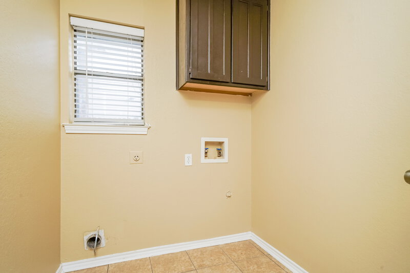 2,085/Mo, 1103 Castleman Dr Cedar Hill, TX 75104 Laundry Room View
