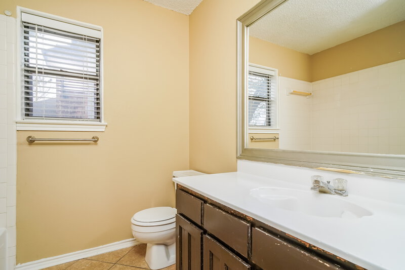 2,085/Mo, 1103 Castleman Dr Cedar Hill, TX 75104 Bathroom View 2