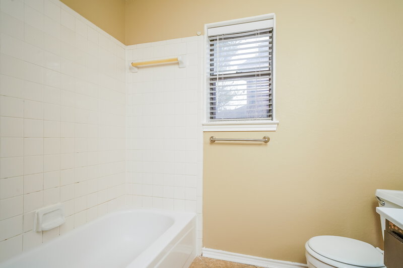 2,085/Mo, 1103 Castleman Dr Cedar Hill, TX 75104 Bathroom View 3