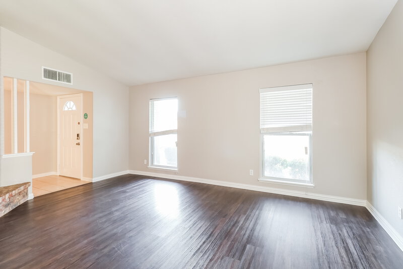 2,190/Mo, 628 Jamille Dr DeSoto, TX 75115 Living Room View 2