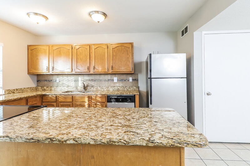 2,190/Mo, 628 Jamille Dr DeSoto, TX 75115 Kitchen View 2