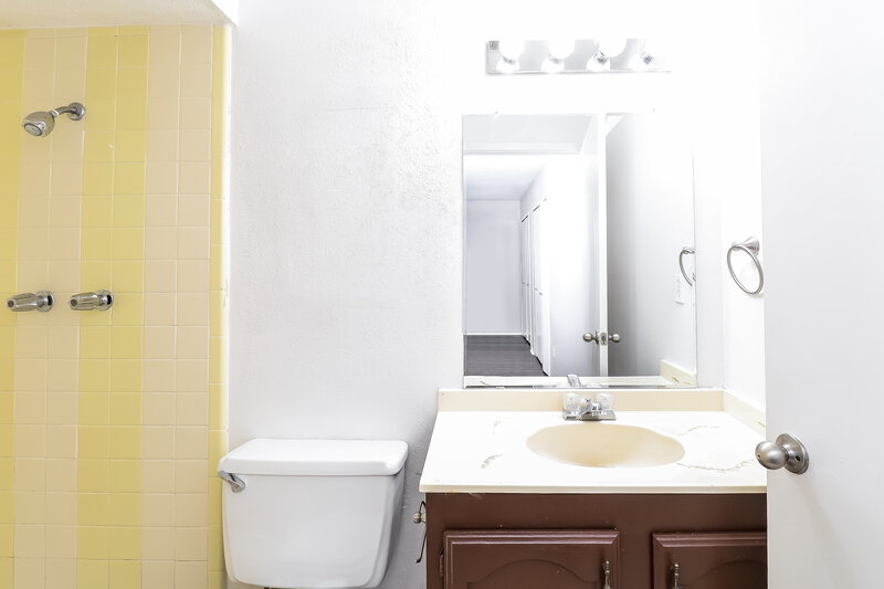 2,190/Mo, 628 Jamille Dr DeSoto, TX 75115 Main Bathroom View