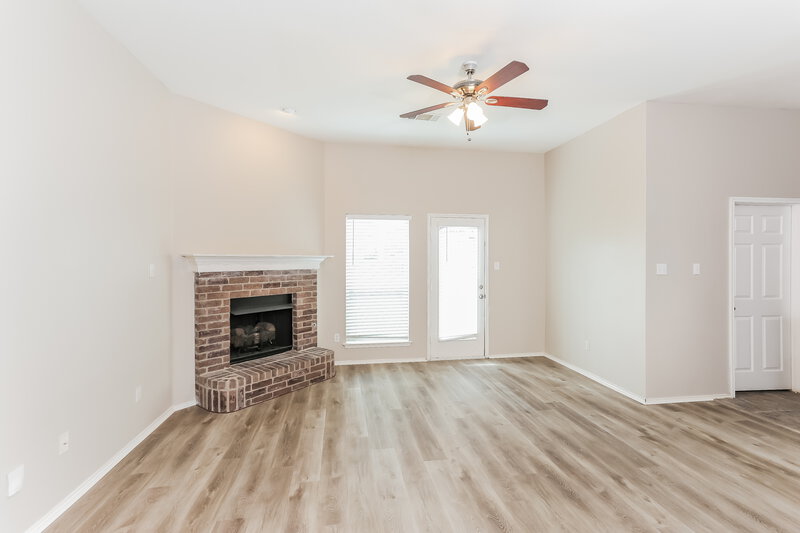 2,355/Mo, 1117 Urban Dr DeSoto, TX 75115 Living Room View 2