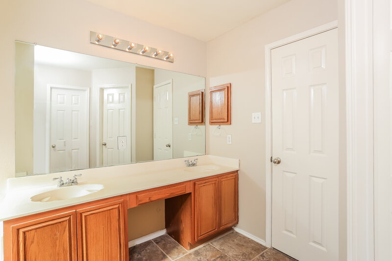 2,355/Mo, 1117 Urban Dr DeSoto, TX 75115 Main Bathroom View