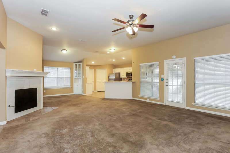 2,375/Mo, 700 Havencrest Dr DeSoto, TX 75115 Living Room View 2