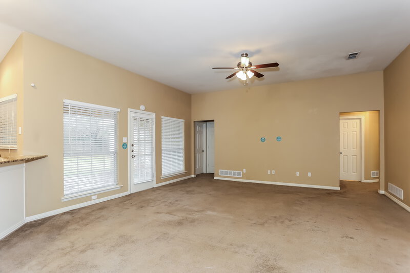 2,375/Mo, 700 Havencrest Dr DeSoto, TX 75115 Living Room View 3