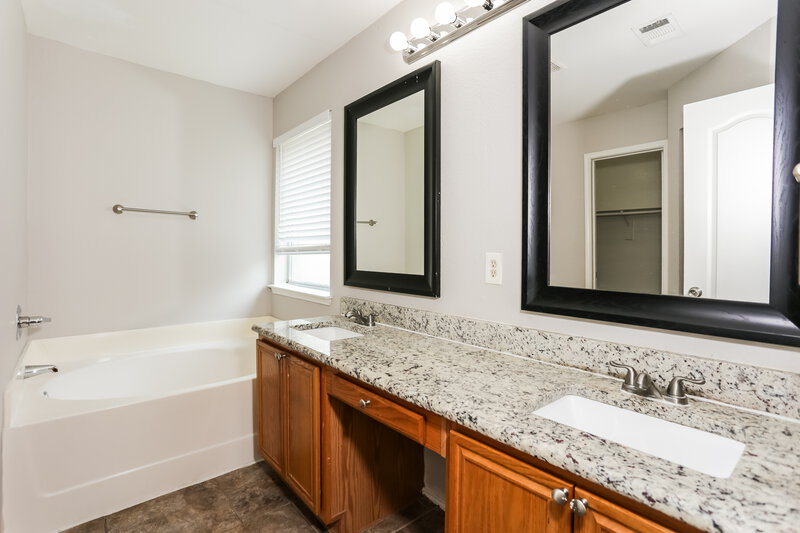 2,235/Mo, 324 Rio Grande Dr DeSoto, TX 75115 Main Bathroom View