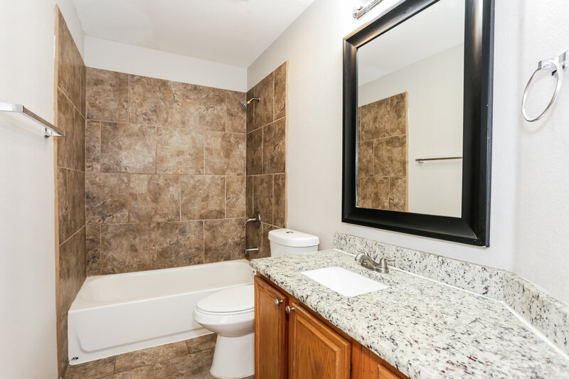 2,235/Mo, 324 Rio Grande Dr DeSoto, TX 75115 Bathroom View