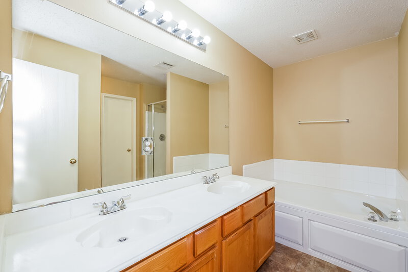 2,410/Mo, 760 Eldorado Dr DeSoto, TX 75115 Main Bathroom View
