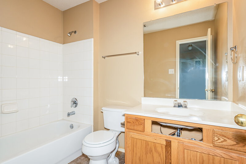 2,410/Mo, 760 Eldorado Dr DeSoto, TX 75115 Bathroom View 2