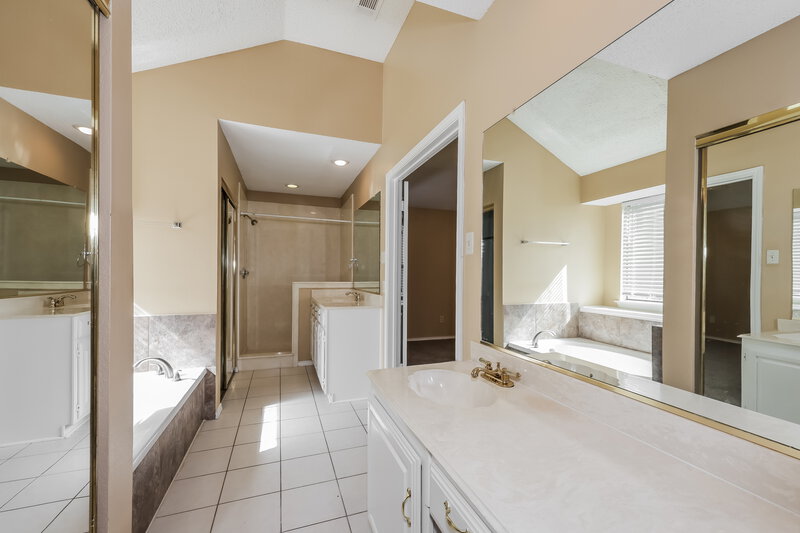 2,510/Mo, 544 Desoto Dr DeSoto, TX 75115 Main Bathroom View