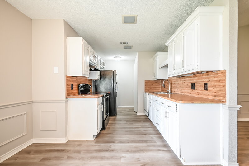 1,850/Mo, 1311 Mallard Dr DeSoto, TX 75115 Kitchen View 2