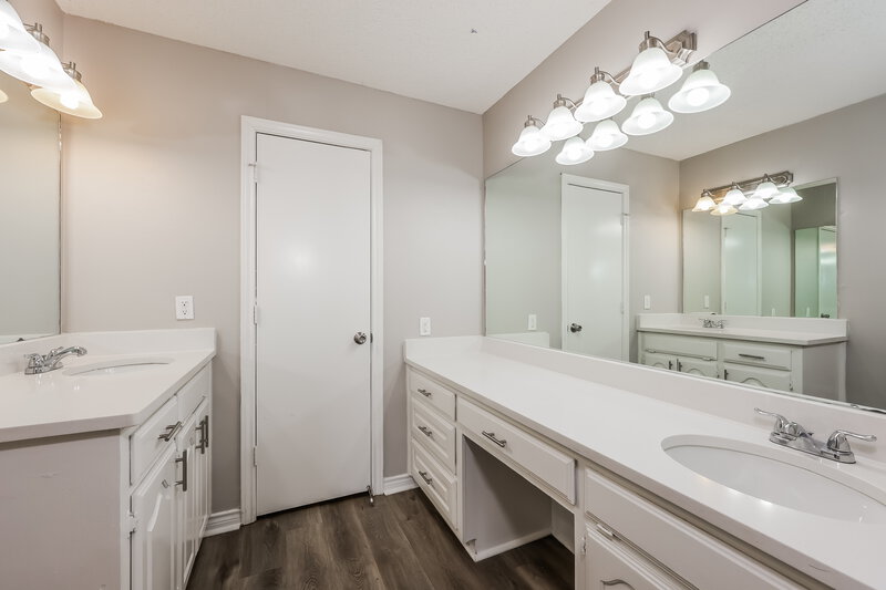 2,115/Mo, 1311 Mallard Dr DeSoto, TX 75115 Main Bathroom View