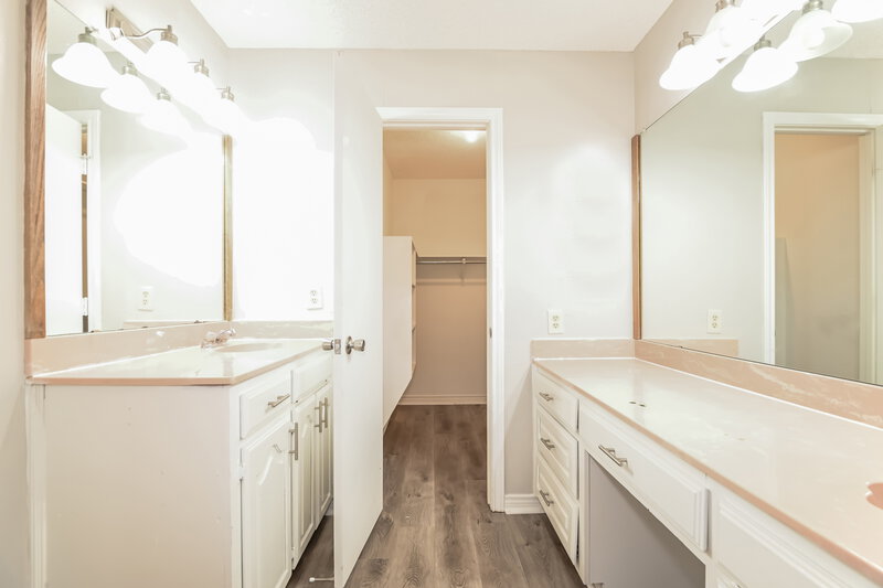 1,850/Mo, 1311 Mallard Dr DeSoto, TX 75115 Main Bathroom View
