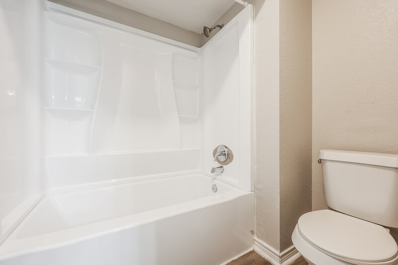 2,115/Mo, 1311 Mallard Dr DeSoto, TX 75115 Main Bathroom View 2