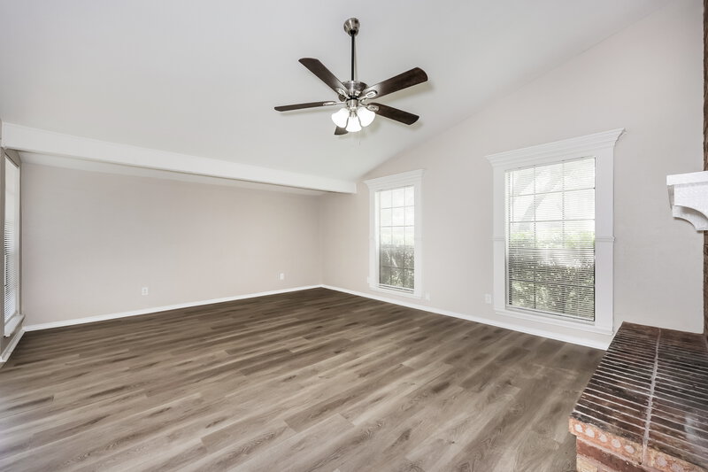 1,885/Mo, 114 S Young Blvd DeSoto, TX 75115 Living Room View 3