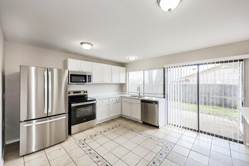 1,885/Mo, 114 S Young Blvd DeSoto, TX 75115 Kitchen View 2