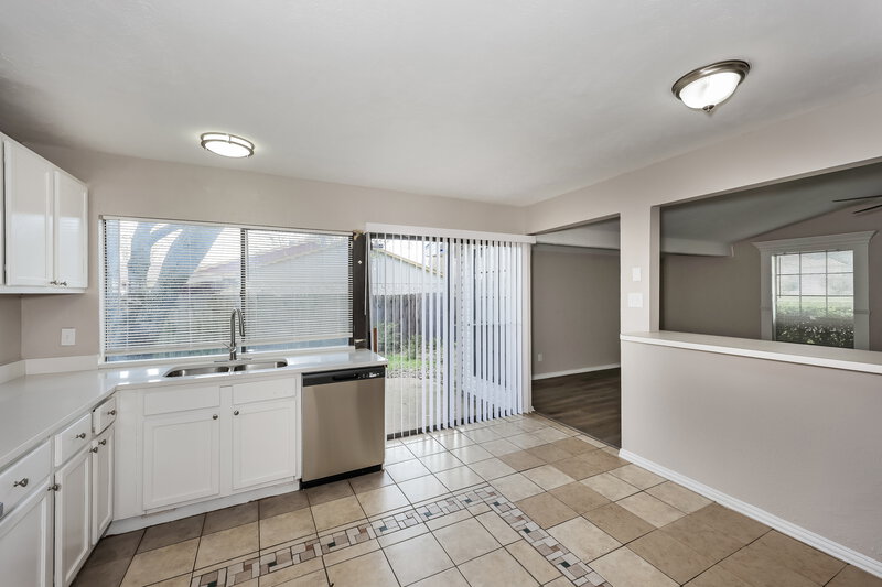 1,885/Mo, 114 S Young Blvd DeSoto, TX 75115 Kitchen View 3