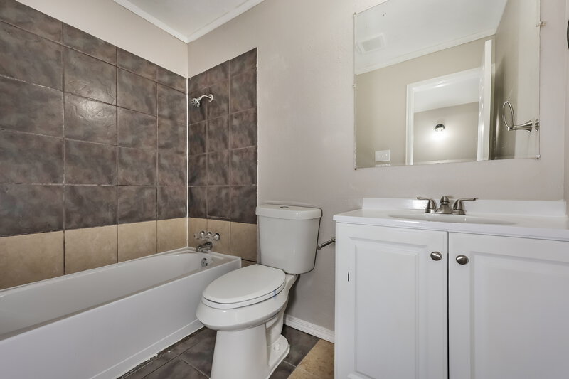 1,885/Mo, 114 S Young Blvd DeSoto, TX 75115 Main Bathroom View