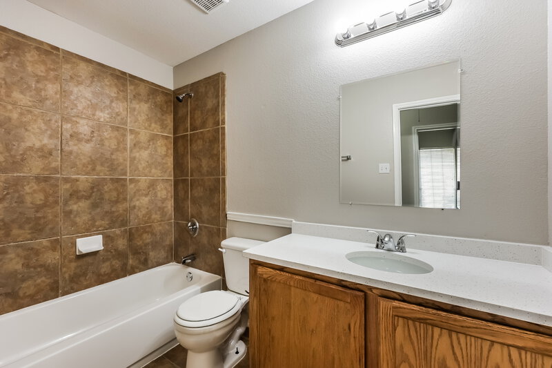 2,805/Mo, 825 Camelia Ct DeSoto, TX 75115 Bathroom View