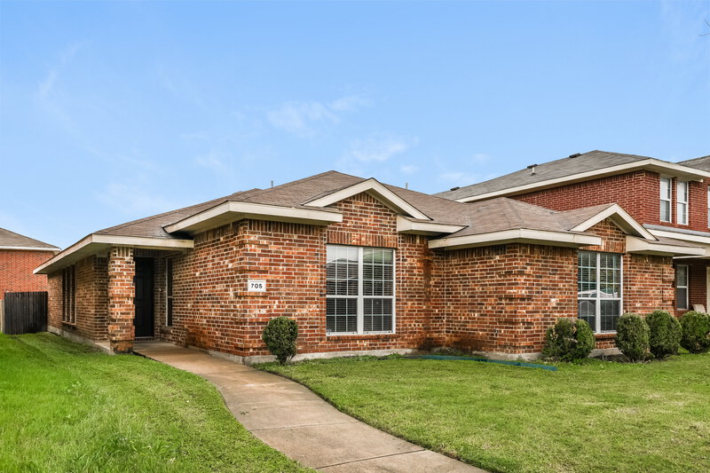 2,335/Mo, 705 Pine Hollow Dr DeSoto, TX 75115 Front View