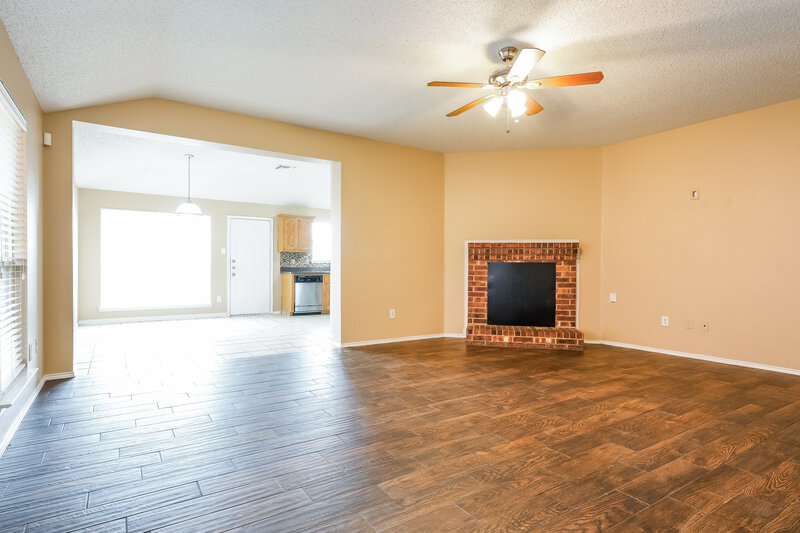 2,335/Mo, 705 Pine Hollow Dr DeSoto, TX 75115 Living Room View