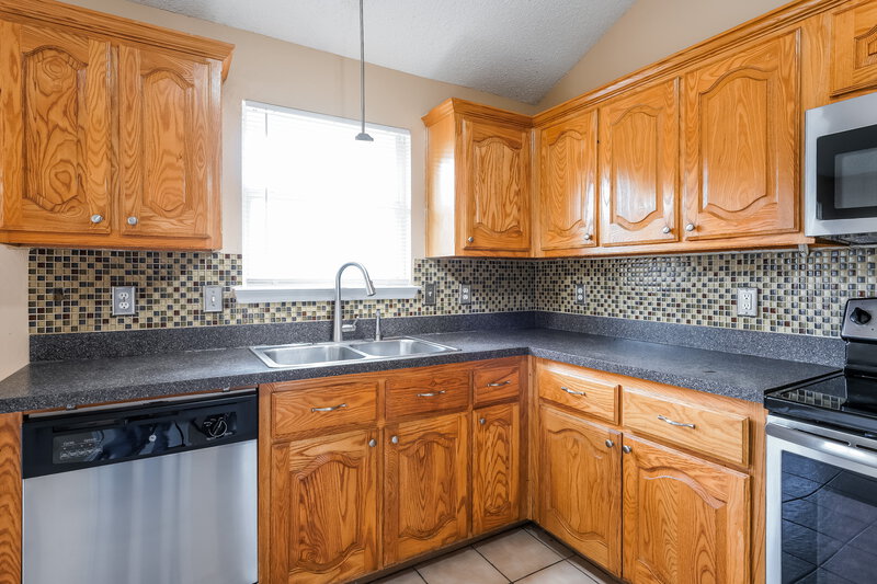 2,335/Mo, 705 Pine Hollow Dr DeSoto, TX 75115 Kitchen View