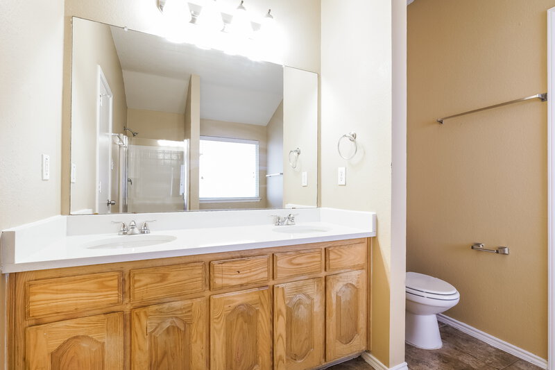2,335/Mo, 705 Pine Hollow Dr DeSoto, TX 75115 Main Bathroom View