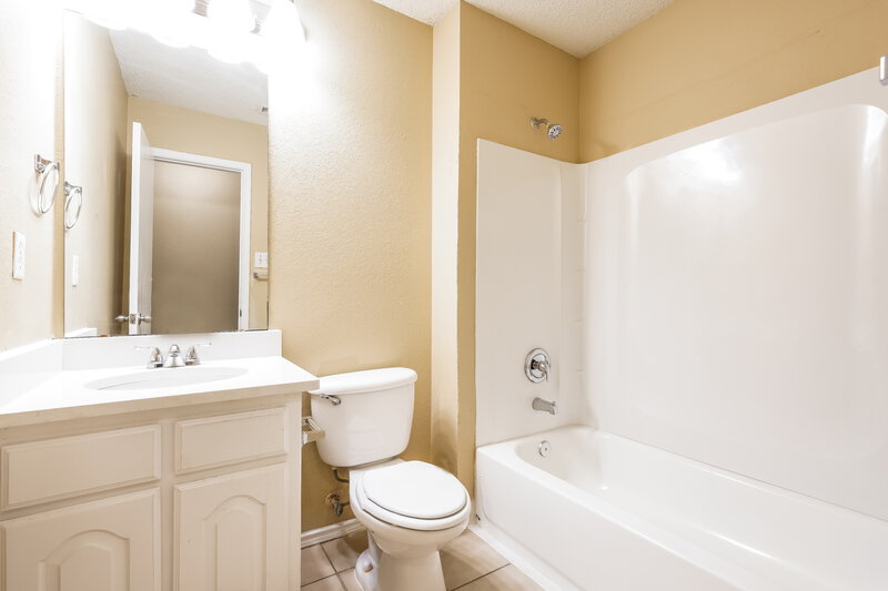 2,335/Mo, 705 Pine Hollow Dr DeSoto, TX 75115 Bathroom View