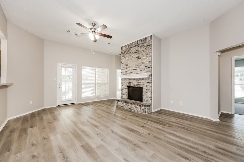 2,550/Mo, 1017 Canterbury Trail DeSoto, TX 75115 Living Room View