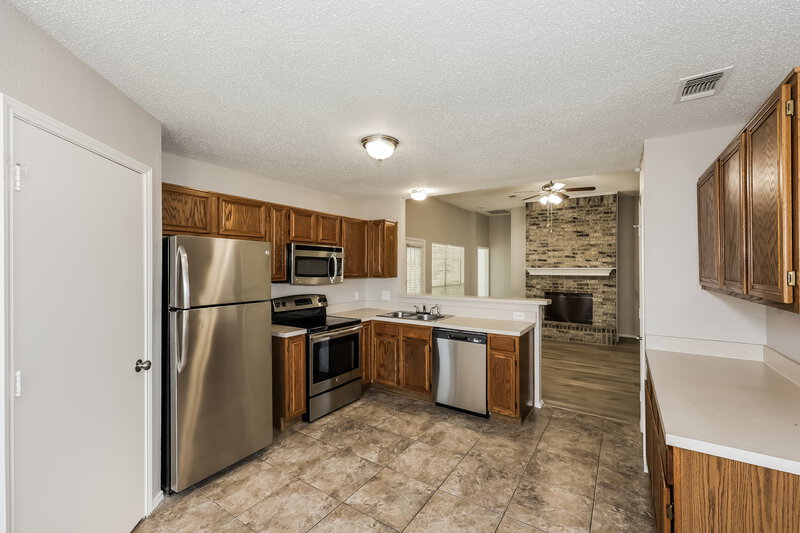 2,550/Mo, 1017 Canterbury Trail DeSoto, TX 75115 Kitchen View