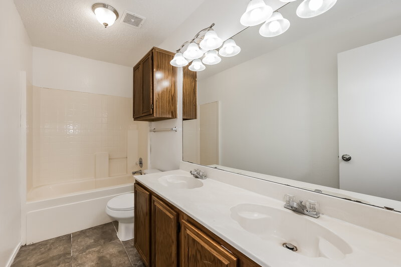 2,550/Mo, 1017 Canterbury Trail DeSoto, TX 75115 Bathroom View