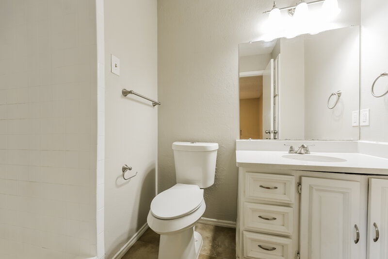 3,010/Mo, 1239 Sheree Ln Duncanville, TX 75116 Main Bathroom View