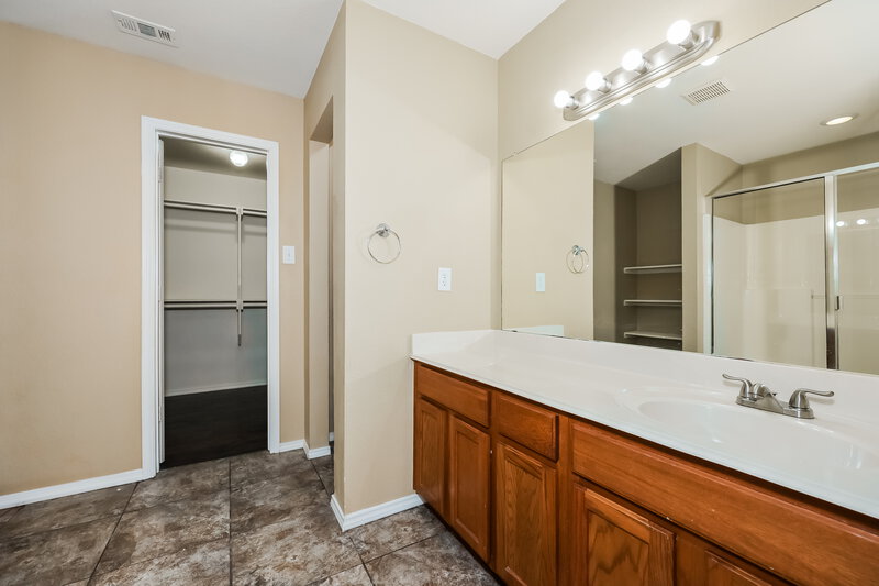 2,005/Mo, 2015 Woodhurst Trail Heartland, TX 75126 Main Bathroom View