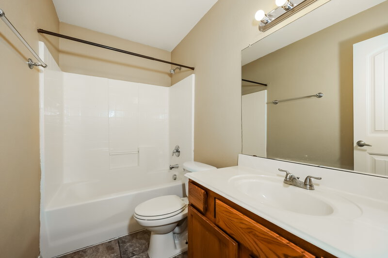 2,005/Mo, 2015 Woodhurst Trail Heartland, TX 75126 Bathroom View