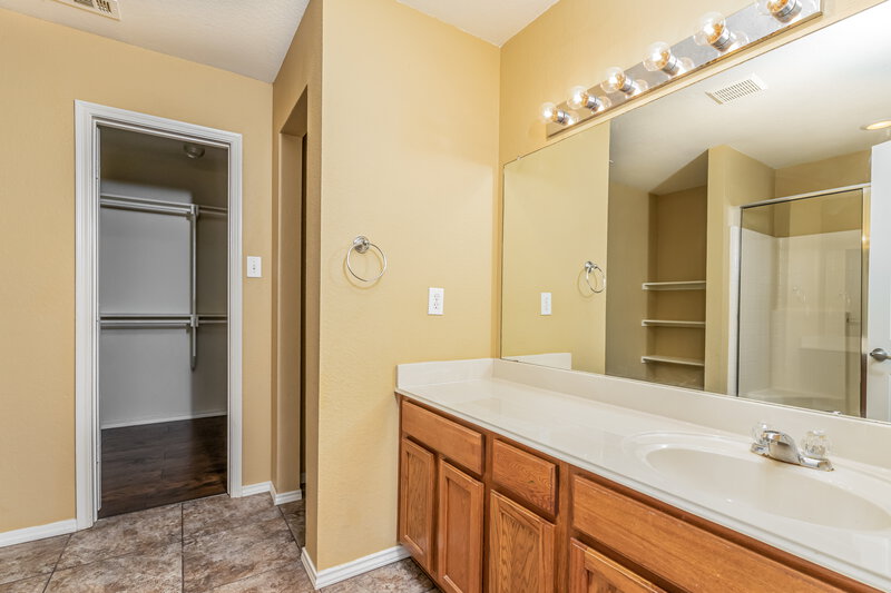 2,290/Mo, 2015 Woodhurst Trail Heartland, TX 75126 Master Bathroom View