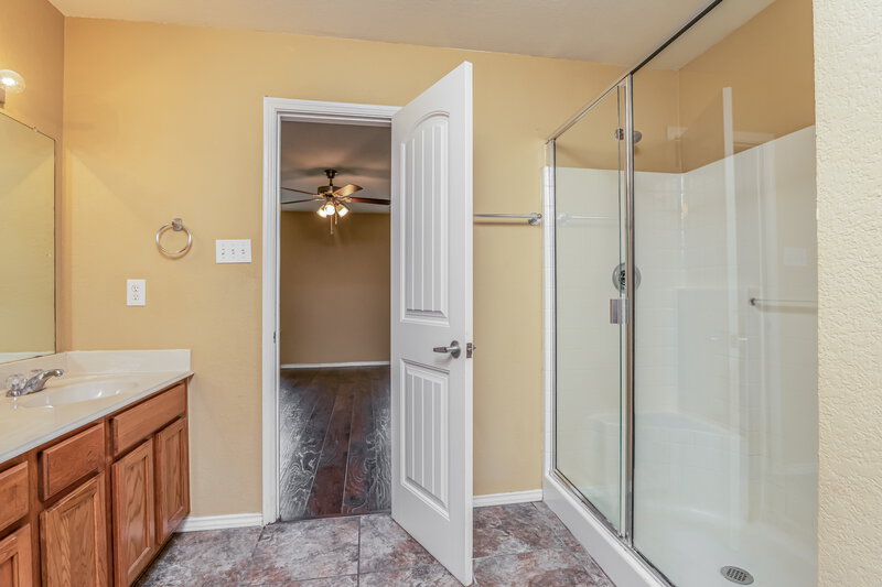 2,290/Mo, 2015 Woodhurst Trail Heartland, TX 75126 Master Bathroom View 2