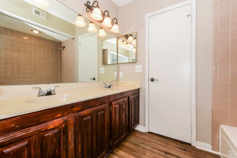 2,030/Mo, 511 Rosewood Ln Forney, TX 75126 Main Bathroom View
