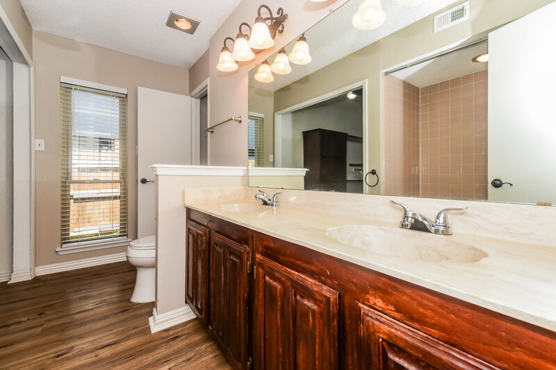 2,030/Mo, 511 Rosewood Ln Forney, TX 75126 Main Bathroom View 2