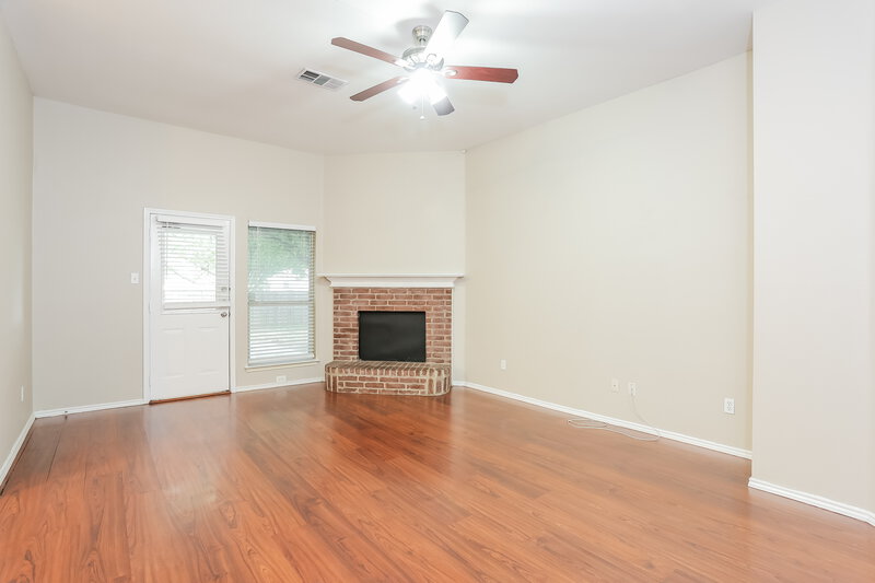 2,135/Mo, 1760 Cansler Ln Lancaster, TX 75134 Living Room View