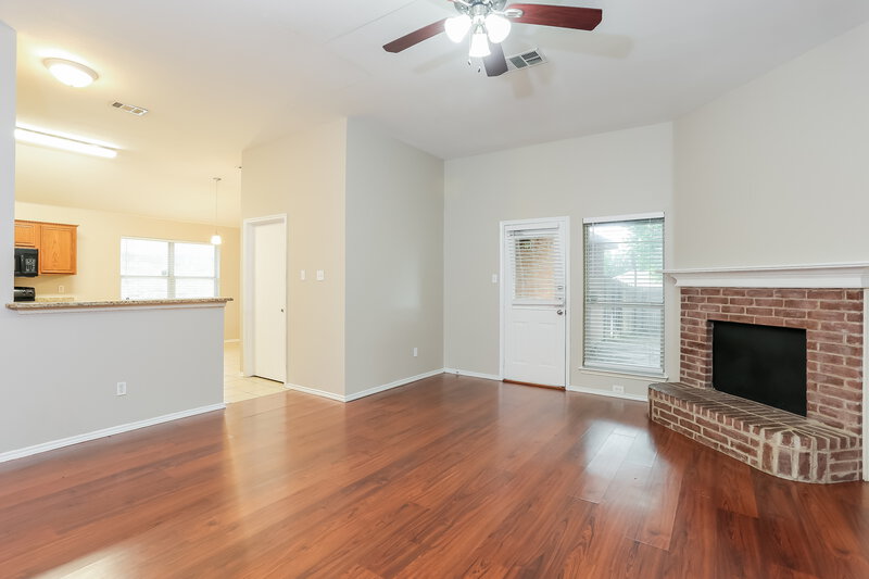 2,135/Mo, 1760 Cansler Ln Lancaster, TX 75134 Living Room View 2