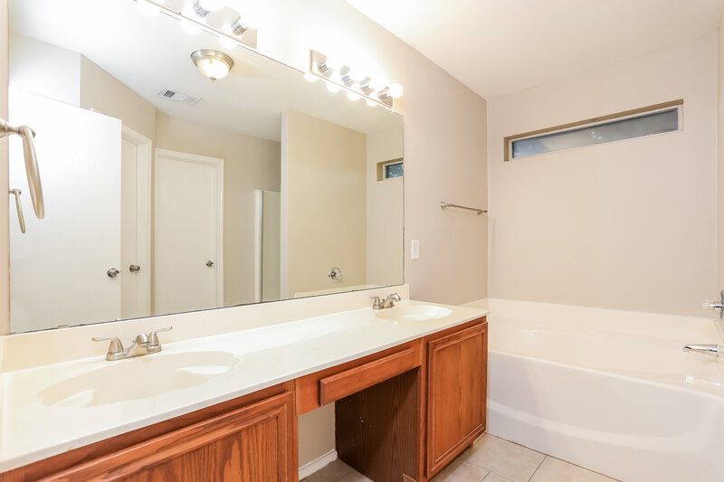 2,135/Mo, 1760 Cansler Ln Lancaster, TX 75134 Main Bathroom View