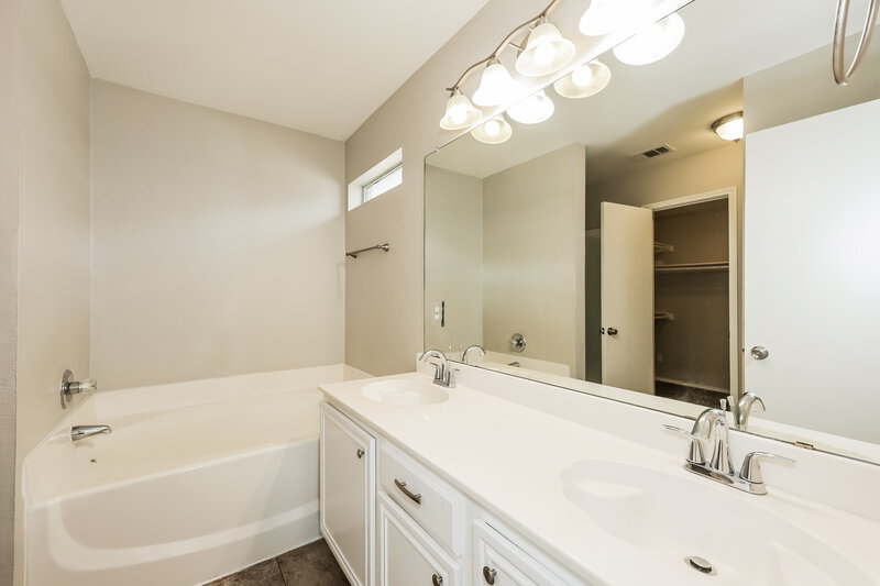 2,385/Mo, 1738 ONeal St Lancaster, TX 75134 Main Bathroom View