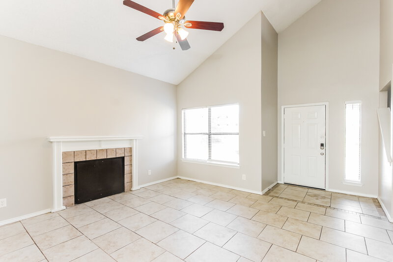 2,475/Mo, 914 Wayne Ave Duncanville, TX 75137 Living Room View 2