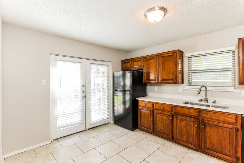2,475/Mo, 914 Wayne Ave Duncanville, TX 75137 Kitchen View