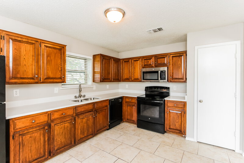 2,475/Mo, 914 Wayne Ave Duncanville, TX 75137 Kitchen View 2